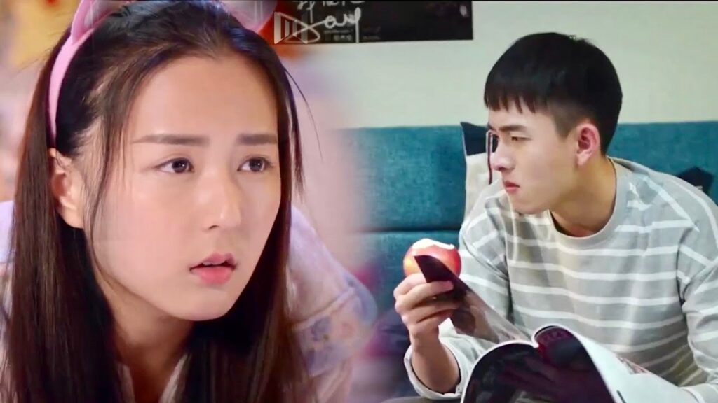 تصف الشاب الذي تحبـه على الراديو لكنـه يسمع ذلك بالصدفة (عندما تغيبت عن المدرسة للقائك) تصف الشاب الذي تحبـه على الراديو لكنـه يسمع ذلك بالصدفة (عندما تغيبت عن المدرسة للقائك)