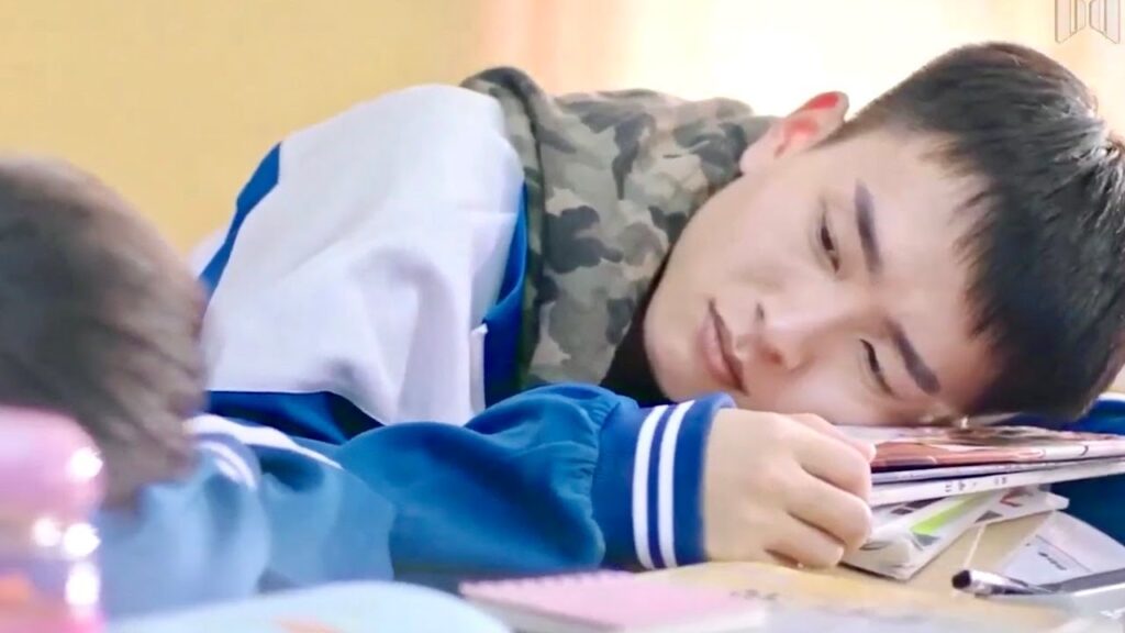 يحدق بوجهها النائم لكنها تستيقظ فجأة فينحرج (عندما تغيبت عن المدرسة للقائك)