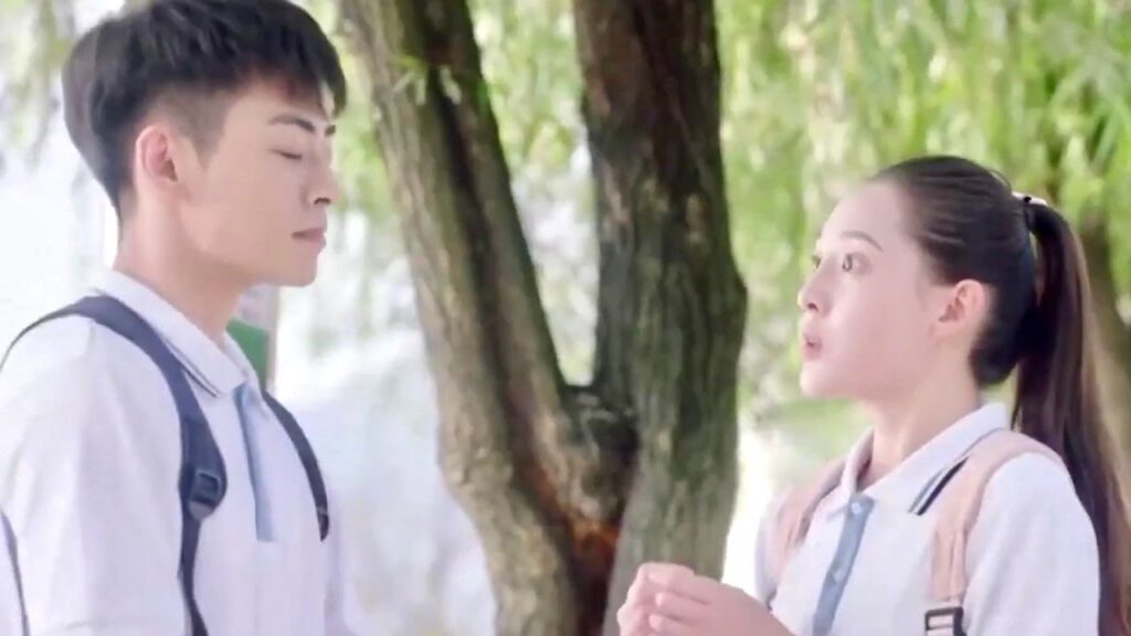 يأتي من الخلف ويهمس في أذنها فتقوم بصفعـهُ فجأة (عندما تغيبت عن المدرسة للقائك)