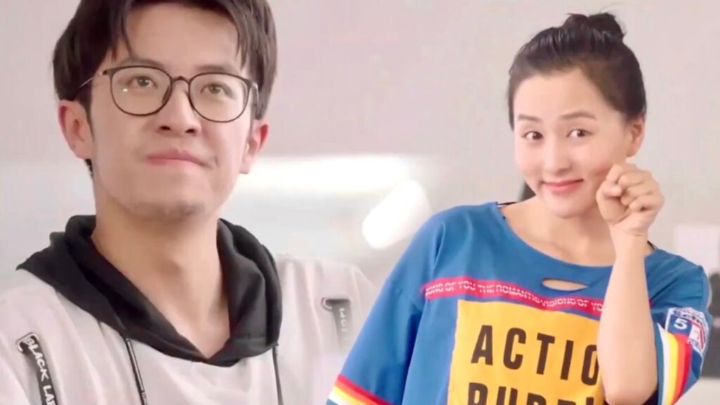 يغار عليها لانـه لا يفهم ما تريد بينما صديقه يلعب معها بشكل رائع (عندما تغيبت عن المدرسة للقائك)