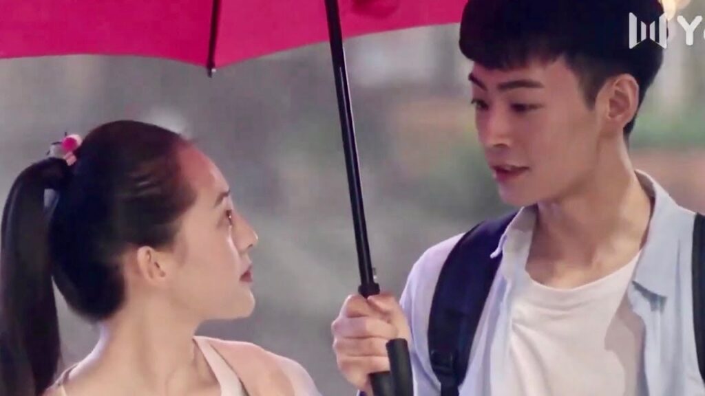 يركض اليها لكي يشاركها المظلة و يسير معها  (عندما تغيبت عن المدرسة للقائك)