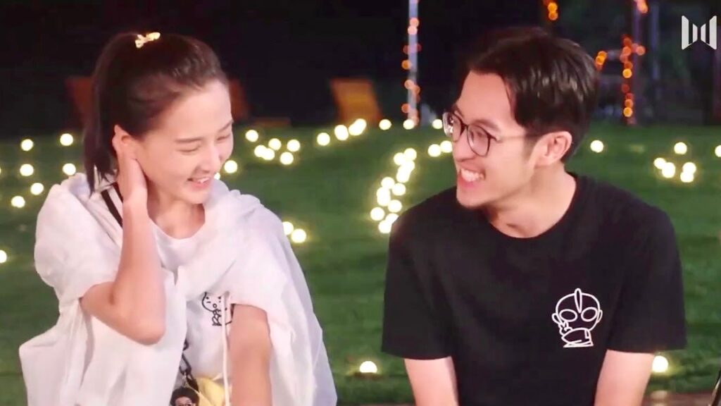 يحضر لها دمـية محشوة لكنه ينصدم بفرحتها و رقصها  (عندما تغيبت عن المدرسة للقائك)