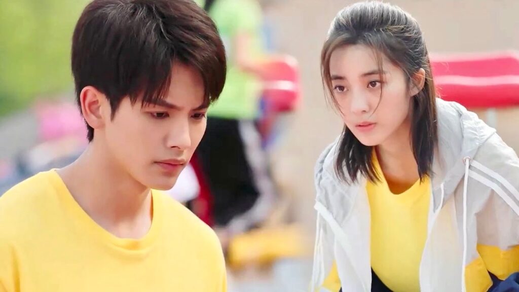 لا يريد التحدث معها لانـه وقع وسط السباق فحملتـه و تحرجـه امام الطلاب    YOUKU | First Romance