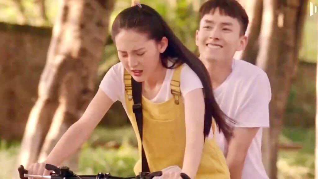 يجعل حبيبتـه هي من تقود الدراجـة ويستمتع باللحظة (عندما تغيبت عن المدرسة للقائك)