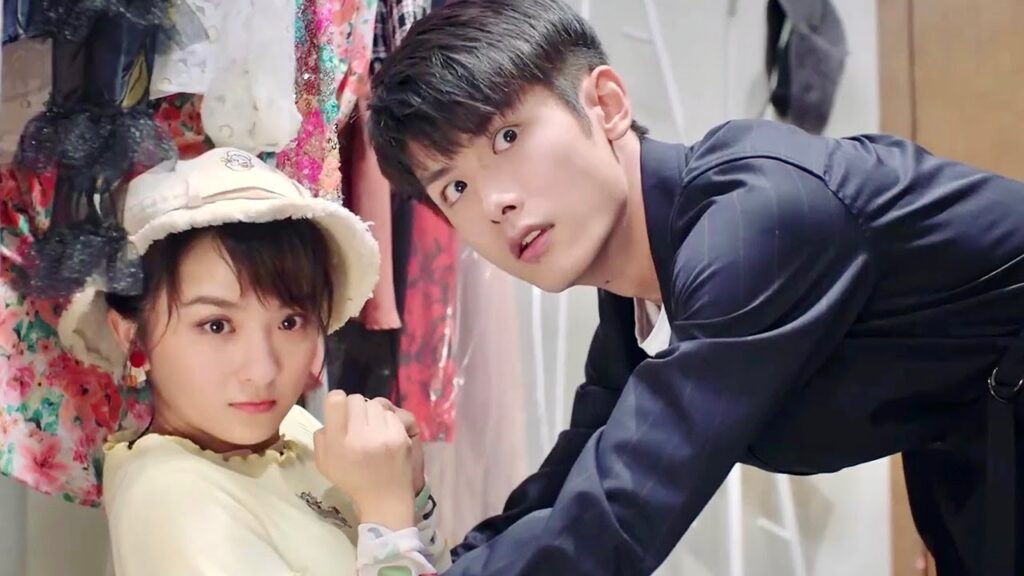 يرفض مشاعرها بطريقة قاسيـة لكن يتفاجأ بزملائها الذين يشاهدون  ( حبيبتي | My Girl ) YOUKU