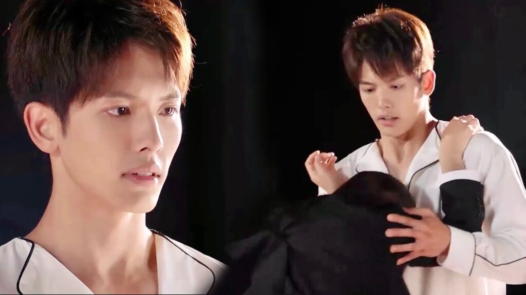 يناديها فتأتي مسرعة لكنها تتعثـر و تقع عليـه (رومانسيتي الاولى/ YOUKU   ( First Romance