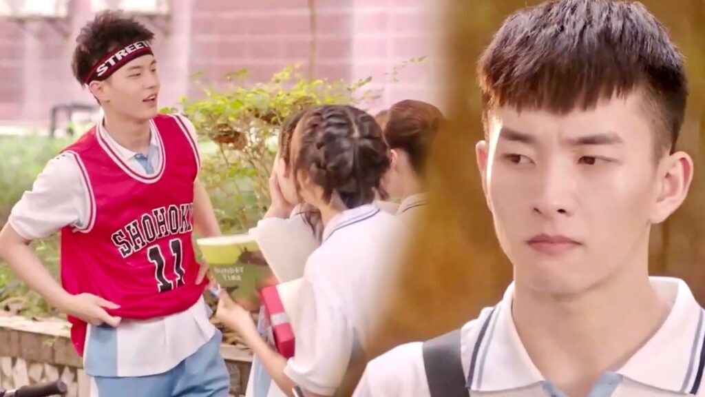 تطلب منه الفتيات ان يوصل الهدايا لصديـقه (عندما تغيبت عن المدرسة للقائك)