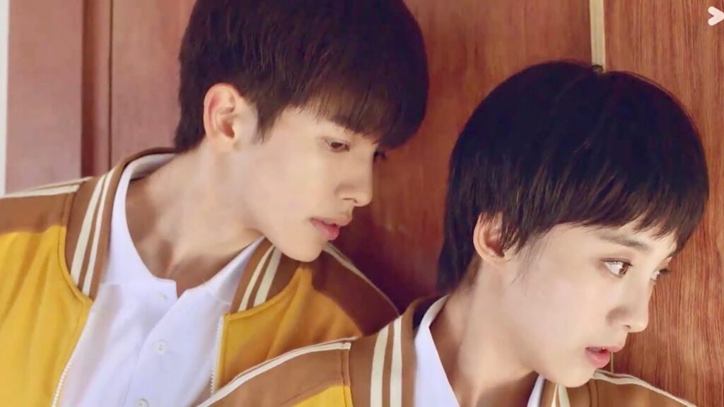 يتقرب منها و يشـم رائحة عنقـها (رومانسيتي الاولى/ YOUKU   ( First Romance