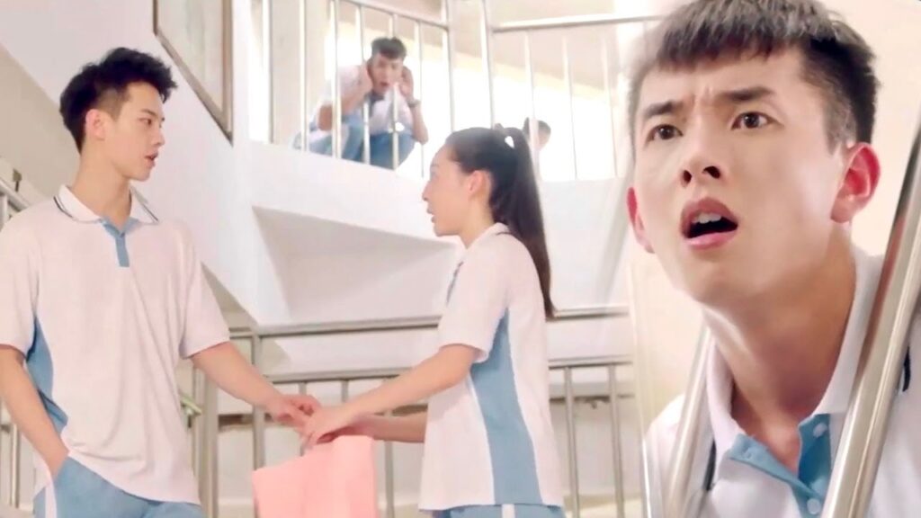 يريد ان يعرف ماذا قال لها لكن يعلق رأسه (عندما تغيبت عن المدرسة للقائك)