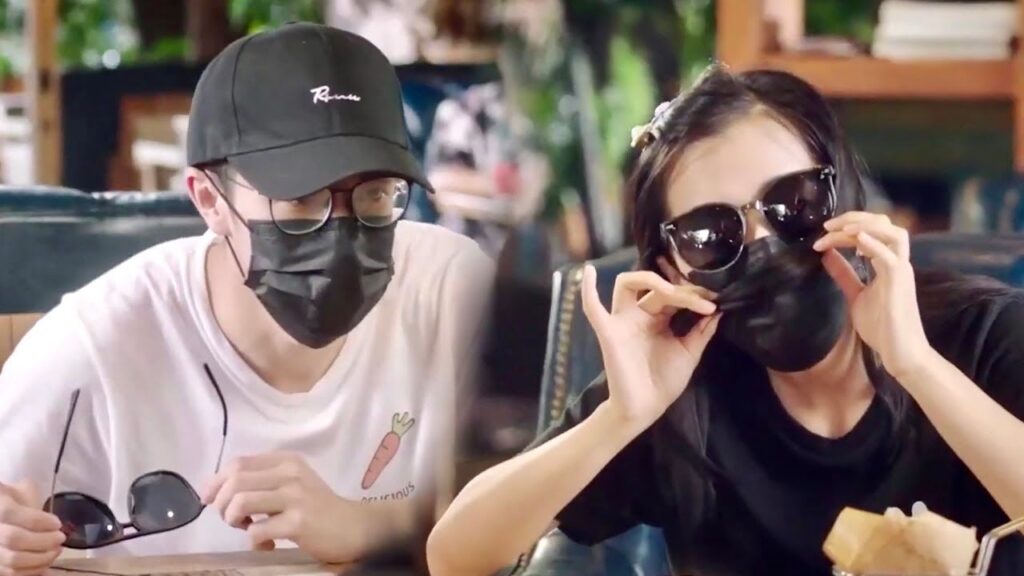 يحاولان اخفاء مواعدتهم عن اصدقائهم لكن يكشف أمرهم (عندما تغيبت عن المدرسة للقائك)