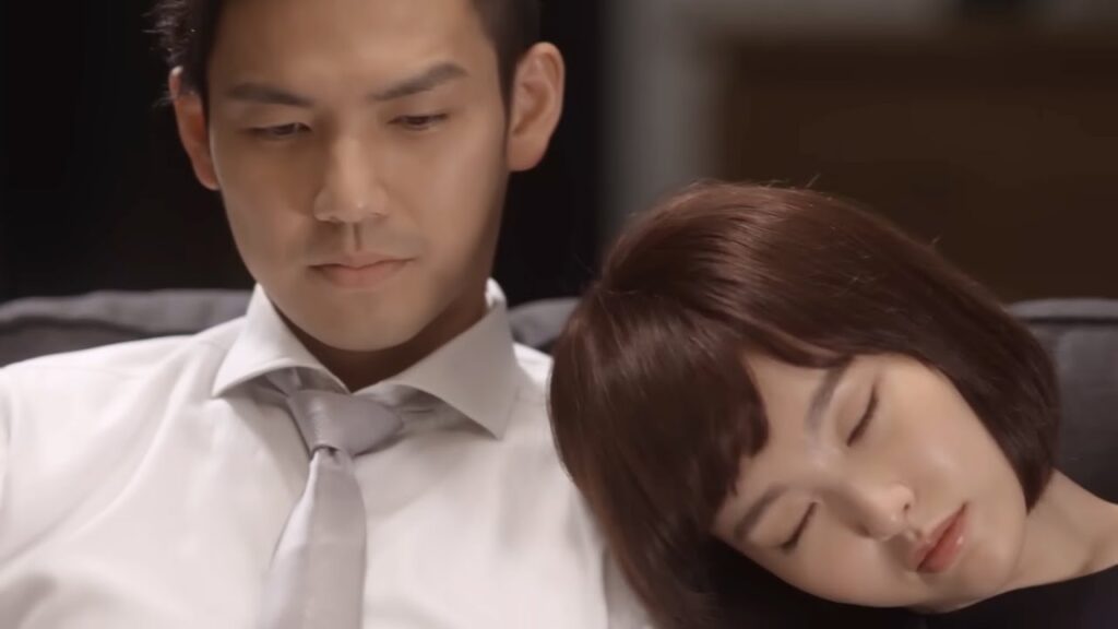 تخجل من النظر إلى حبيبها عندما تستيقظ وتكتشف أنه ساعدها في تغيير ملابسها! مشهد من دراما "إشراقتي"