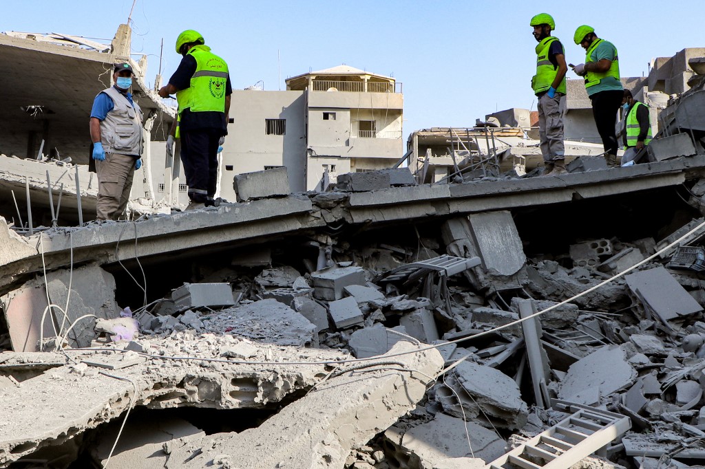 أنقاض مبنى مدمر في موقع غارة جوية إسرائيلية ليلية في جنوب لبنان