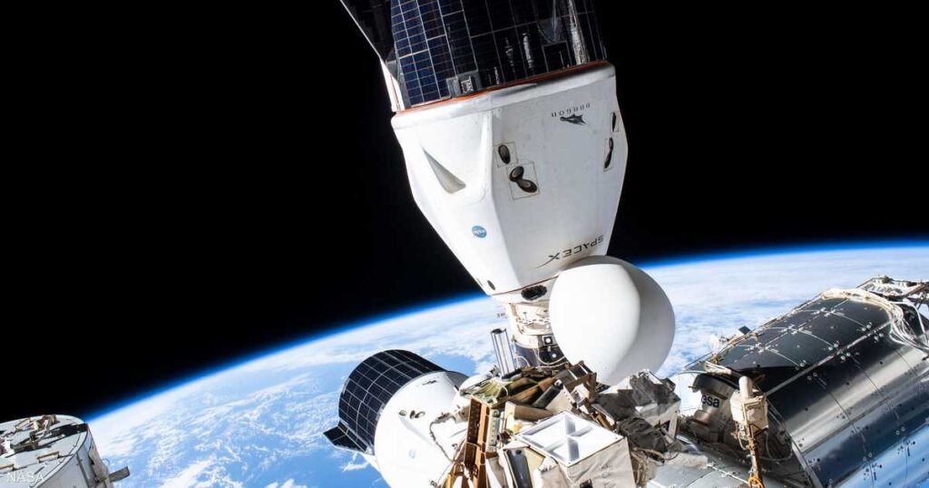 رائد فضاء أميركي يدخل المستشفى بعد عودته إلى الأرض