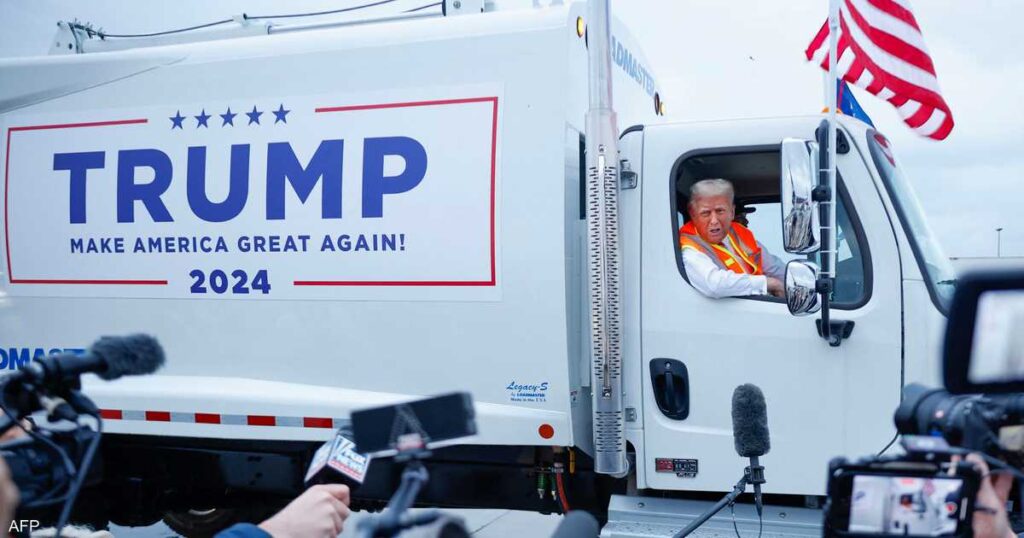 بالفيديو.. ترامب يصل "بشاحنة قمامة" ويوجه رسالة لكامالا