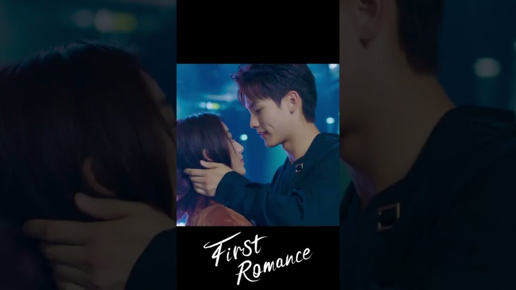 يقبلها بشغف على المنصة 😚❤️  #初恋了那么多年 #رومانسيتي_الاولى #FirstRomance#wanpeng #rileywang  #wangyilun