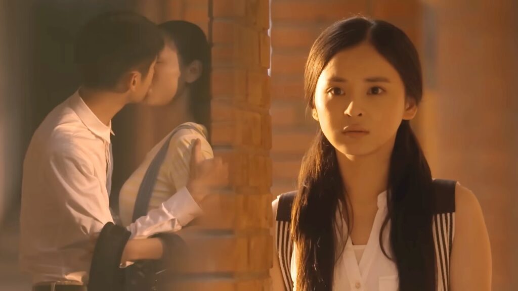 كانا الحبيبين يتبادلان القبلات بحماس في الزاوية ولكن صادفتهما حبيبة طفولته! مشهد من دراما “إشراقتي” كانا الحبيبين يتبادلان القبلات بحماس في الزاوية ولكن صادفتهما حبيبة طفولته! مشهد من دراما "إشراقتي"