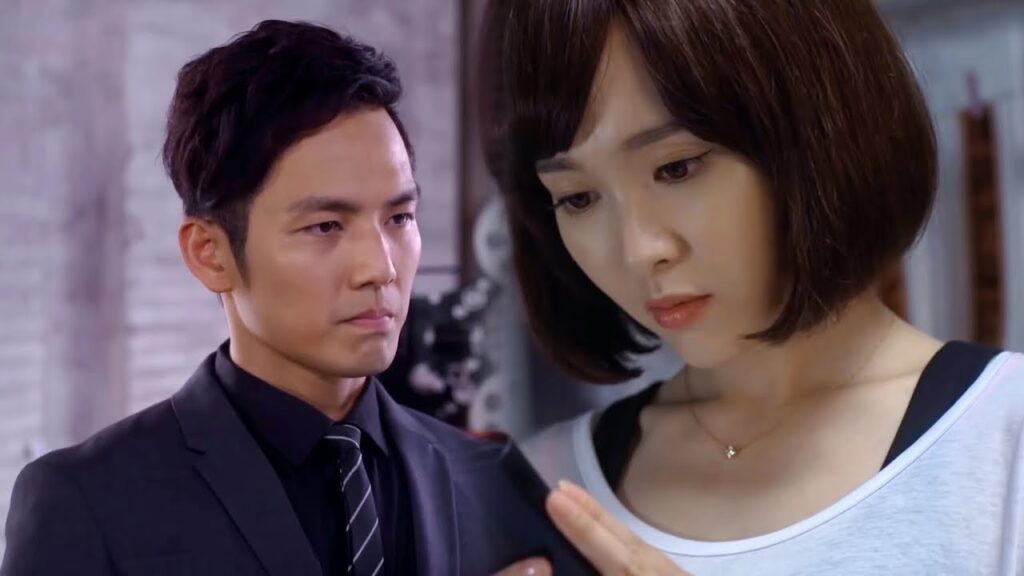 تلتقط بطلتنا محفظته بالخطأ وتفتحها لترى صورة لها قبل سبع سنوات! مشهد من دراما "إشراقتي"