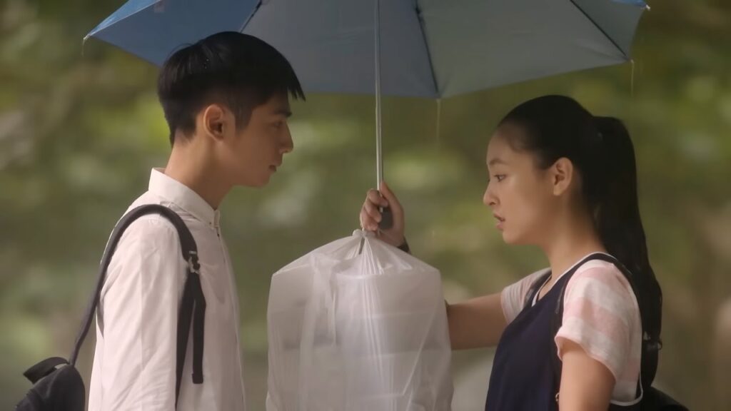 أمام المدرسة بأكملها، تعلن بطلتنا بمطاردتها للشاب الوسيم وقد تأثر في النهاية! مشهد من دراما إشراقتي