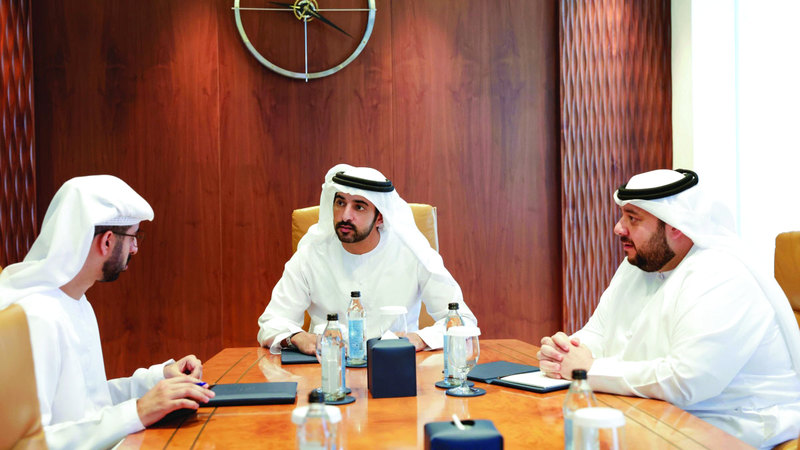 حمدان بن محمد يطّلع على المبادرات الحكومية لاستقطاب الاستثمارات
