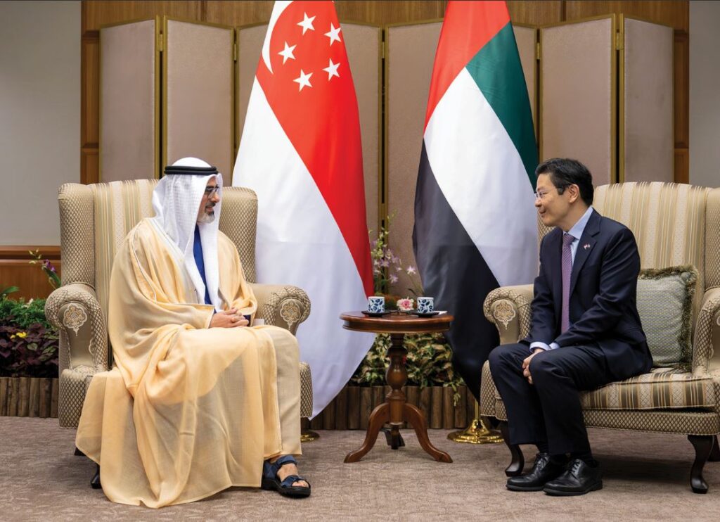 ولي عهد أبوظبي ورئيس وزراء سنغافورة يبحثان سُبل تعزيز العلاقات بين البلدين ولي عهد أبوظبي ورئيس وزراء سنغافورة يبحثان سُبل تعزيز العلاقات بين البلدين