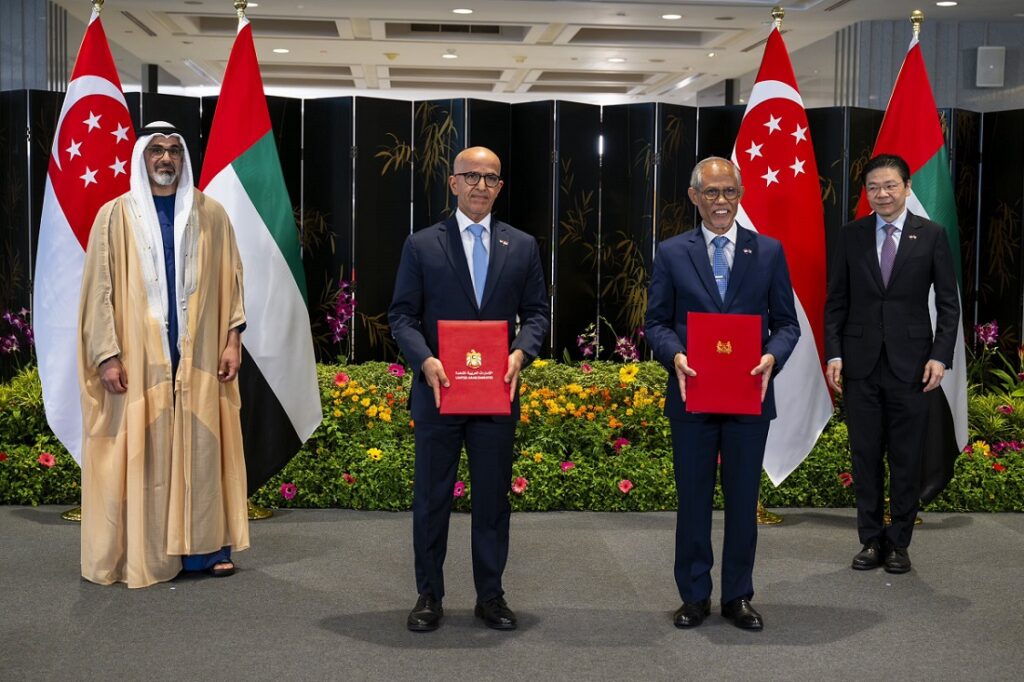 ولي عهد أبوظبي ورئيس وزراء سنغافورة يشهدان تبادل عدد من مذكرات التفاهم