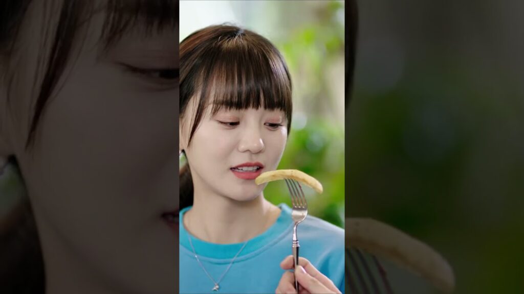 زوجان يتشاركان في تناول بطاطس مقلية واحدة ،حلو جدا💖 #UnforgettableLove