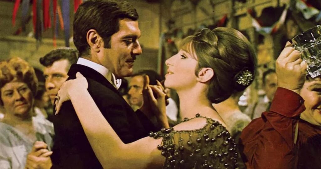 قبلة بين عمر الشريف وباربرا سترايسند إستدعت تدخل حكومي على وجه السرعة