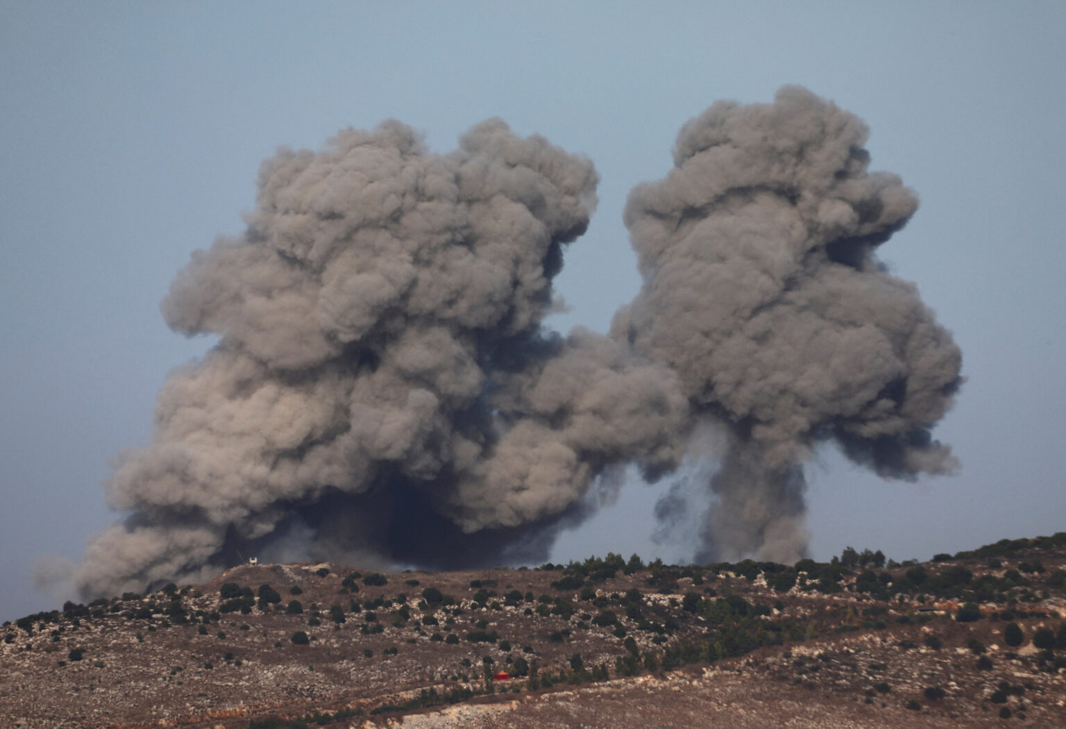 مقتل إسرائيلي إثر قصف شنه حزب الله.. وغارات مستمرة على لبنان