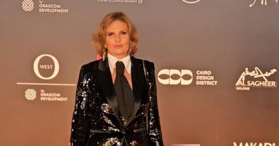 يسرا تخطف الأنظار ببدلة سهرة لامعة بحفل هشام نزيه فى مهرجان الجونة