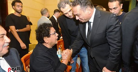 الكينج محمد منير يتقبل العزاء بجوار أحمد عصام