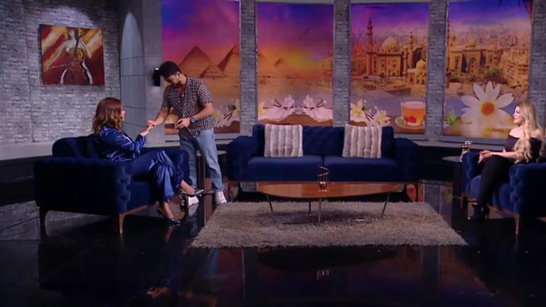 فيديو.. محمد أوتاكا يفاجىء هدير عبد الرازق على الهواء ويتقدم فيديو.. محمد أوتاكا يفاجىء هدير عبد الرازق على الهواء ويتقدم