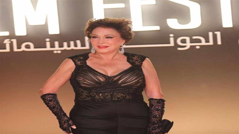 بفستان مرميد وقفازات.. لبلبة تتألق بإطلالة أوروبية في مهرجان