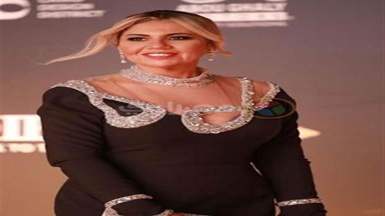 أمينة خليل بـ بدلة رجالي وبوسي شلبي.. 20 صورة من عرض فيلم “ا أمينة خليل بـ بدلة رجالي وبوسي شلبي.. 20 صورة من عرض فيلم "ا