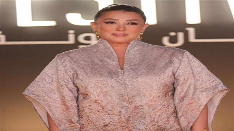 10 صور.. بـ 700 ألف جنيه.. سعر خرافي لإطلالة كندة علوش في مه