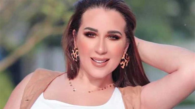 بفستان لامع.. أسما شريف منير بإطلالة غريبة في خامس أيام مهرج