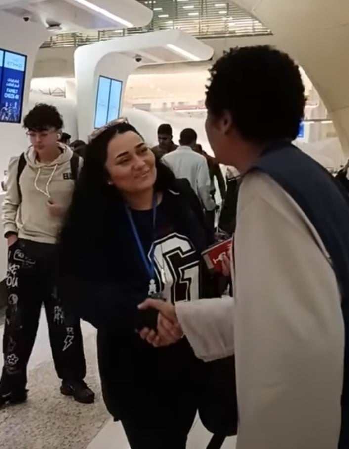 بالصورة والفيديو.. الممثلة المصرية الشهيرة راندا البحيري تجري نحو مواطن سوداني قابلته بأحد المطارات لتلقي عليه التحية: (السودانيين على رأسي) والجمهور يرد: (فنانة متواضعة كلنا بنحبك) بالصورة والفيديو.. الممثلة المصرية الشهيرة راندا البحيري تجري نحو مواطن سوداني قابلته بأحد المطارات لتلقي عليه التحية: (السودانيين على رأسي) والجمهور يرد: (فنانة متواضعة كلنا بنحبك)