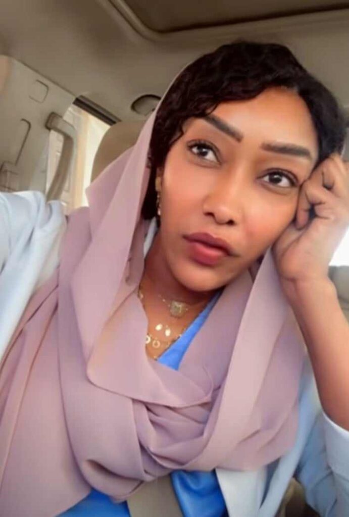 شاهد بالصورة والفيديو.. فتاة مقيمة بالسعودية تشكو من تصرف سوداني يسكن معها في نفس العمارة داوم على رمي (سفة التمباك) على سيارتها التي تجتهد في غسلها ونظافتها يومياً شاهد بالصورة والفيديو.. فتاة مقيمة بالسعودية تشكو من تصرف سوداني يسكن معها في نفس العمارة داوم على رمي (سفة التمباك) على سيارتها التي تجتهد في غسلها ونظافتها يومياً