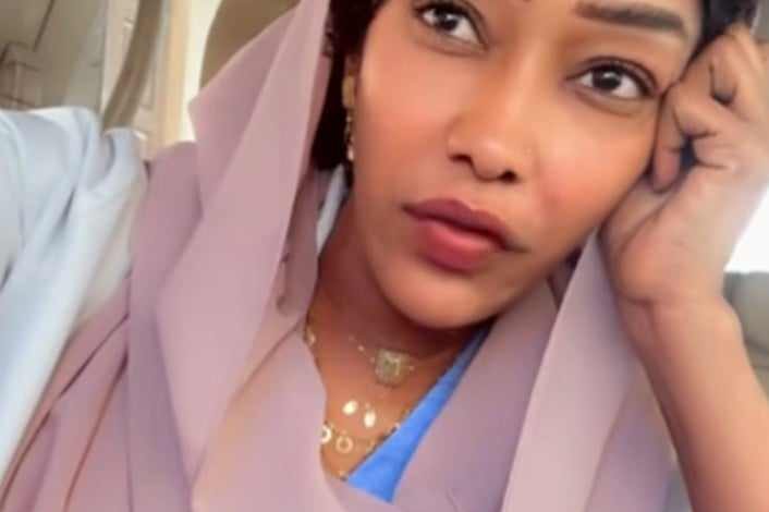شاهد بالصورة والفيديو.. فتاة مقيمة بالسعودية تشكو من تصرف سوداني يسكن معها في نفس العمارة داوم على رمي (سفة التمباك) على سيارتها التي تجتهد في غسلها ونظافتها يومياً 1 462640301 517294967886406 6592517767776456521 n