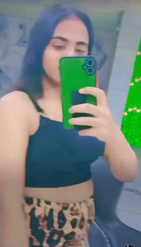 شاهد بالصورة والفيديو.. حسناء سودانية تتمايل في الرقص وتستعرض جمالها بأزياء عارية وفاضحة وتثير غضب الجمهور