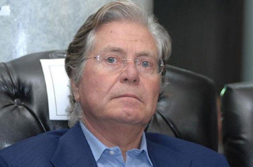 الزوجة السابعة لـ حسين فهمي تحتضن ساقه وتصرفاتها تثير الجدل في مهرجان الجونة