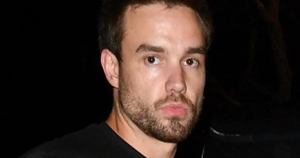 لقطات مصورة تكشف لحظة سقوط ليام باين من شرفته