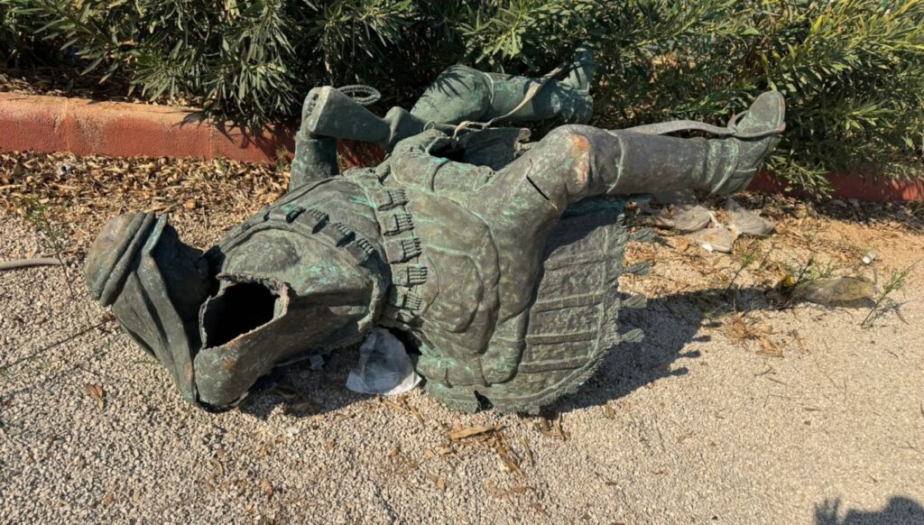 بالصور والفيديو- تحطيم تمثال الأمير مجيد إرسلان في خلدة