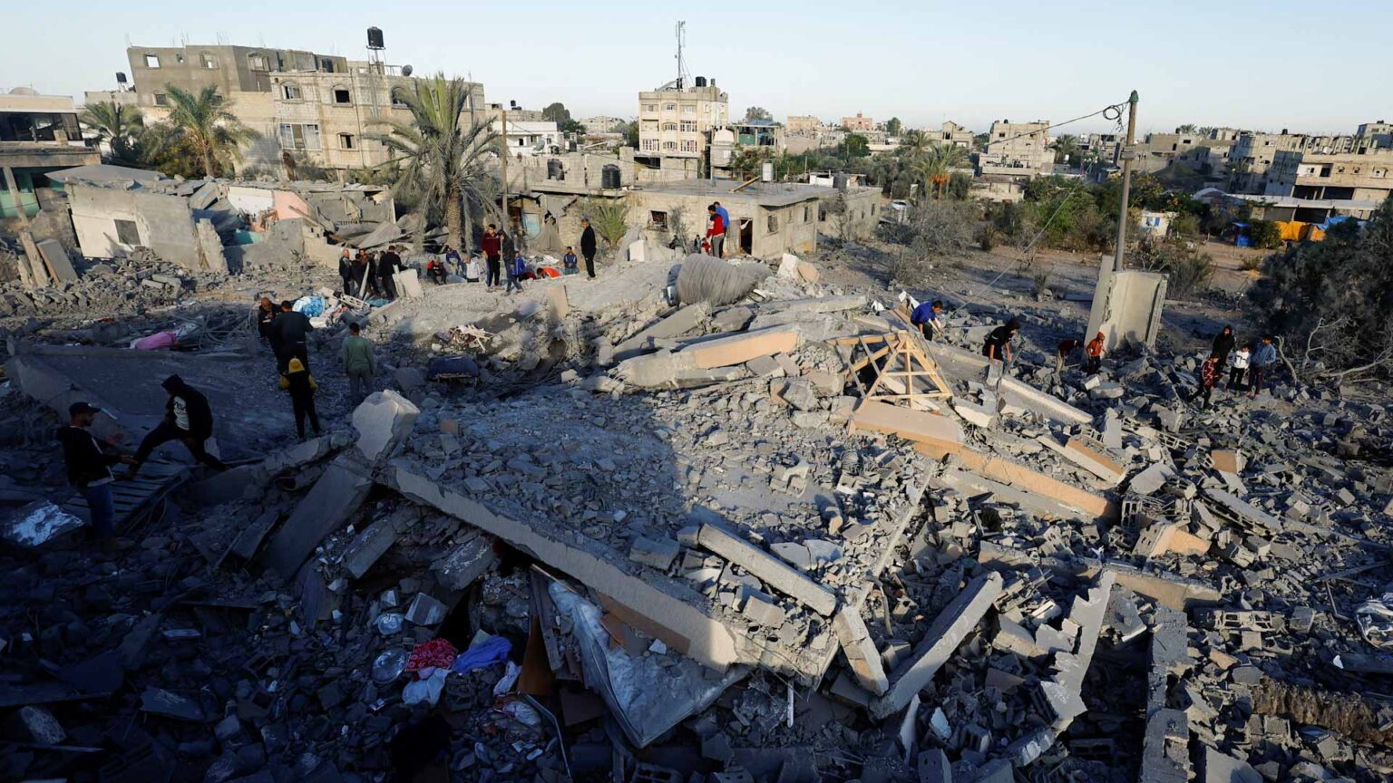 هجوم إسرائيلي بشمال غزة يقطع السبل بنحو 100 ألف فلسطيني