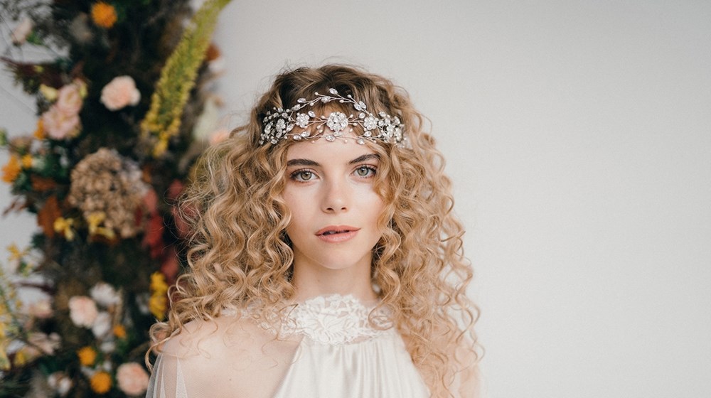 تسريحات شعر لعروس 2025.. من وحي أسبوع الموضة العرائسي