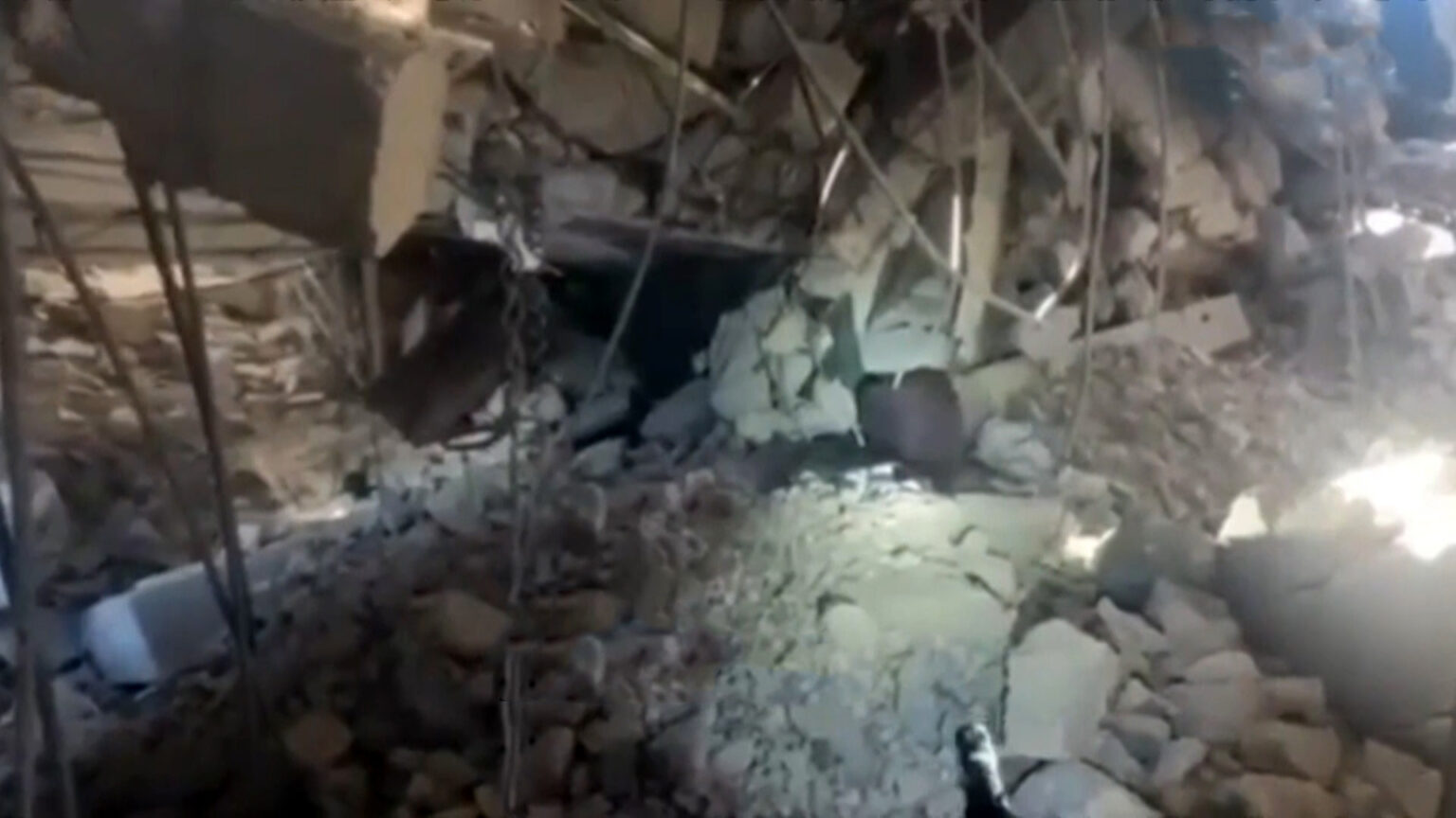 جيش الاحتلال ينشر صورا جديدة لما قال إنها لحظة اغتيال السنوار | أخبار