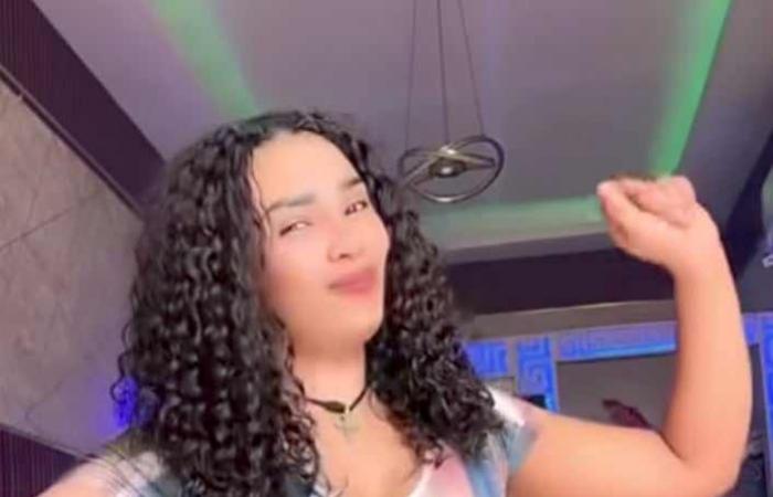 شاهد بالصورة والفيديو.. حسناء سودانية تدخل في وصلة رقص مثيرة على أنغام أغنية (سائق العربية) والجمهور يتغزل: (نار وشرار)