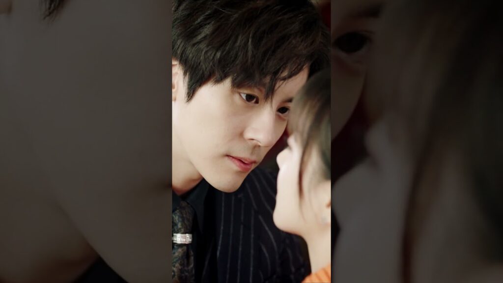 يتظاهر الزوجان المزيفان بإظهار المودة أمام شياوباو😉 #UnforgettableLove يتظاهر الزوجان المزيفان بإظهار المودة أمام شياوباو😉 #UnforgettableLove