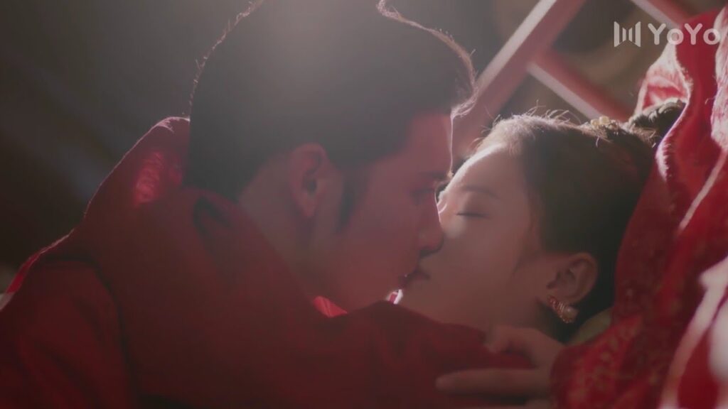 تقبـل زوجها و تقول أسم رجل آخر ( الحقيقة او الجرأة )