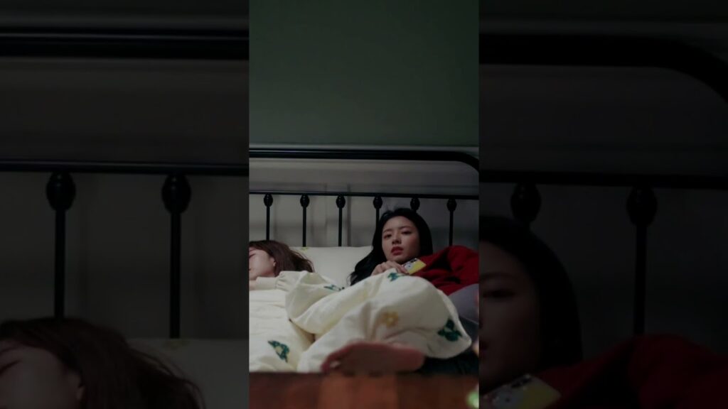 أرادت الفتاة التسلل إلى غرفتها في منتصف الليل، لكن صديقتها المقربة احتضنتها 😝#PerfectAndCasual