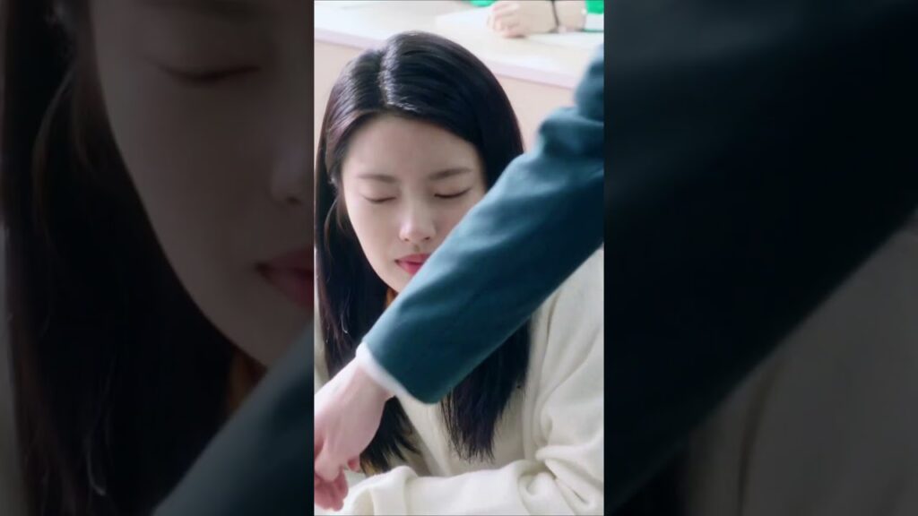 لم تستمع الفتاة بعناية في الفصل ورسمت سرا صورا للمعلم😆 #PerfectAndCasual لم تستمع الفتاة بعناية في الفصل ورسمت سرا صورا للمعلم😆 #PerfectAndCasual